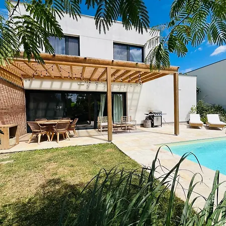 Вилла House In With Swimming Pool, Bratislava Пезинок