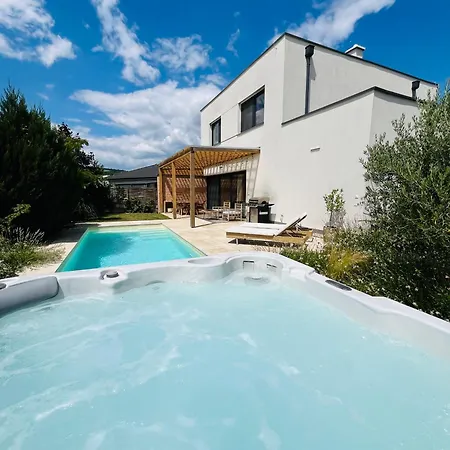 Вилла House In With Swimming Pool, Bratislava Пезинок