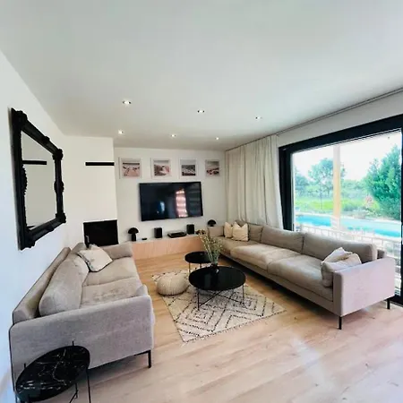 فيلة House In With Swimming Pool, Bratislava